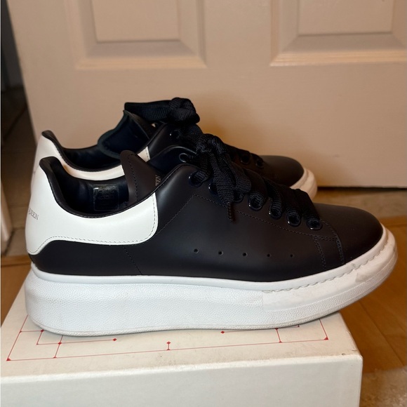 Alexander McQueen Navy and White Sneakers - Picture 5 of 9